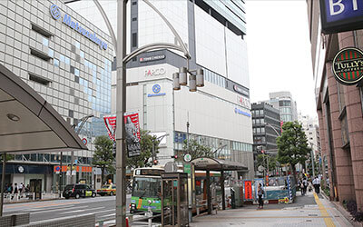 上野広小路駅のA4出口を出て、真っ直ぐ進みます。左手に松坂屋とPARCOが見えます