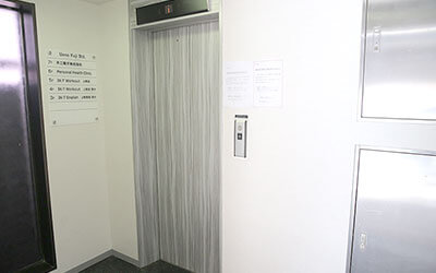 エレベーターで6Fが、パーソナルヘルスクリニックです。